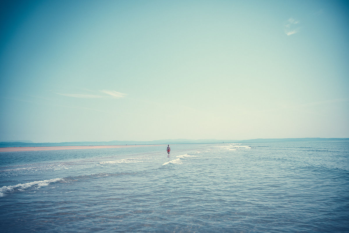 Una persona sta passeggiando in mare