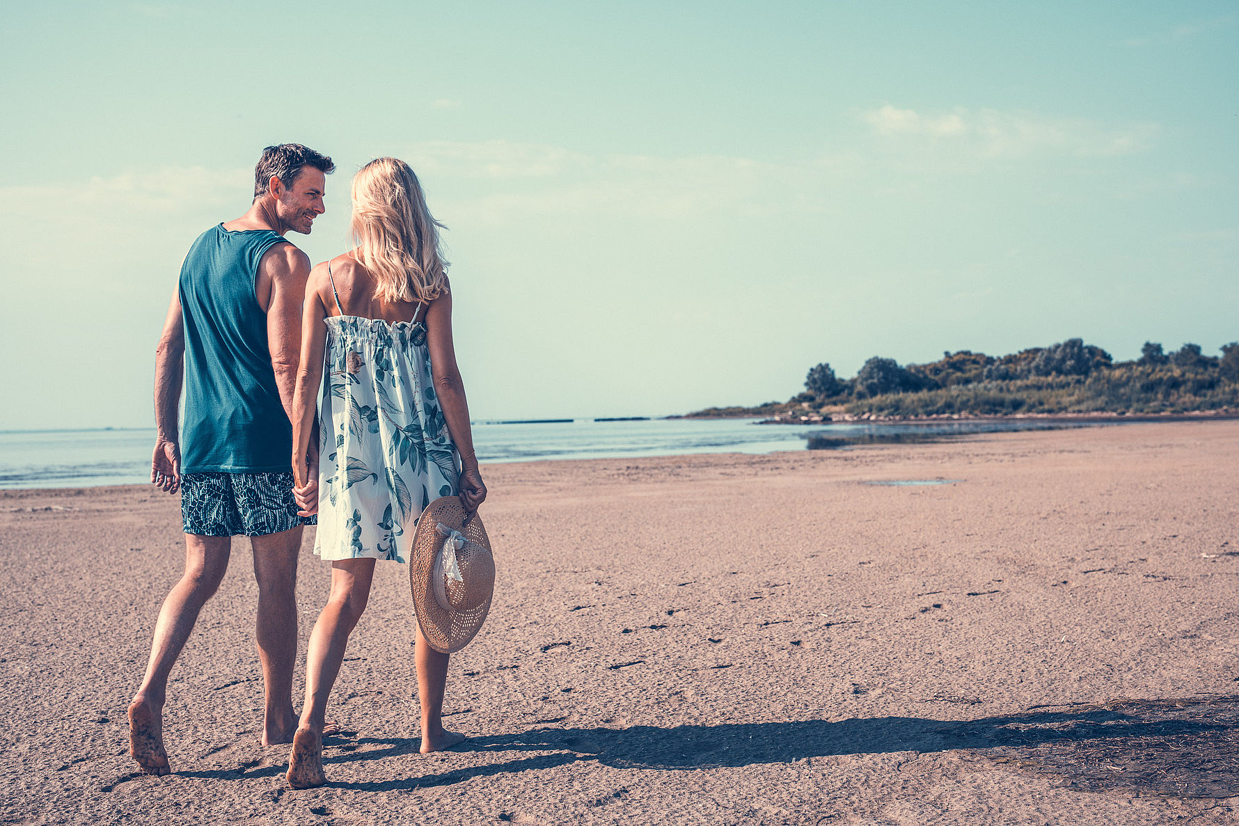 Paar beim romantischen Spaziergang am Strand bei Ebbe