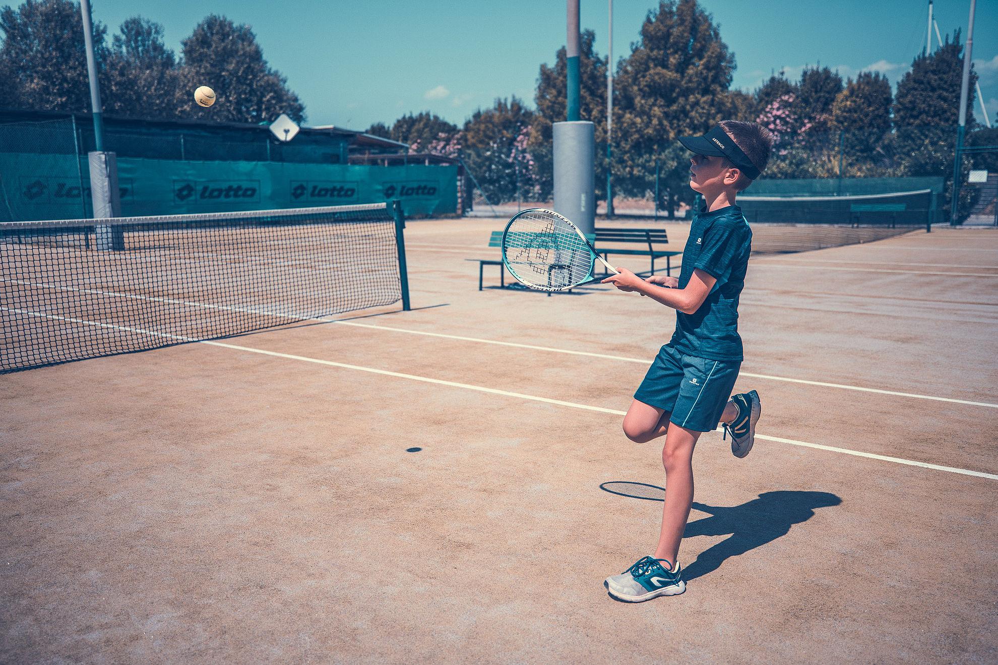 Junge beim Tennisspielen