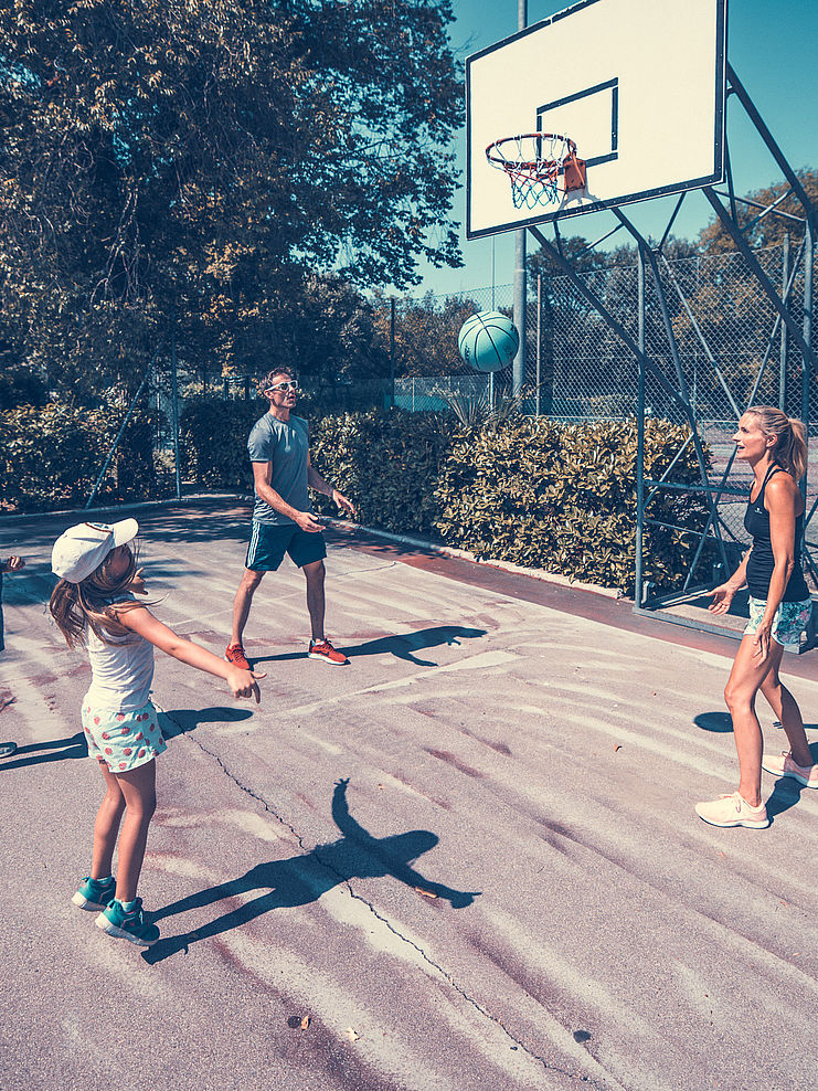 Familie beim Basketball spielen