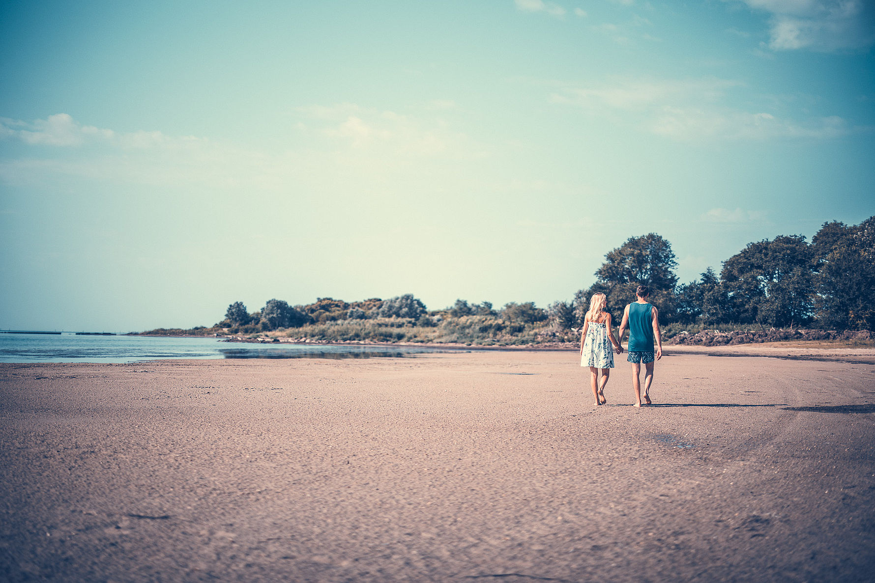 Romantischer Spaziergang am Strand