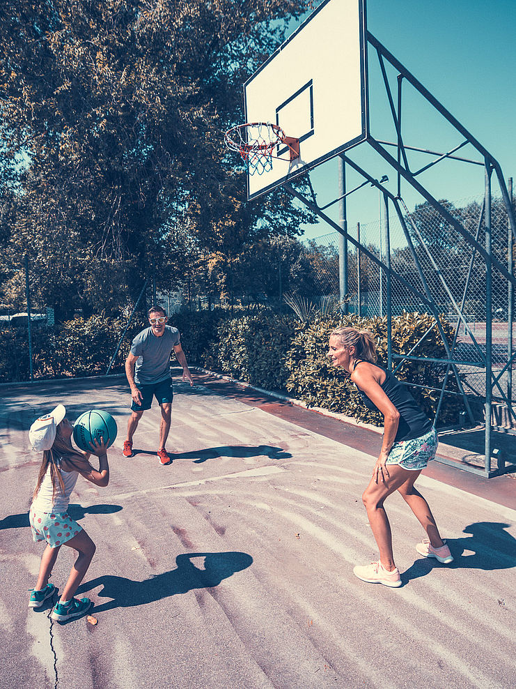 Familie beim Basketballspielen