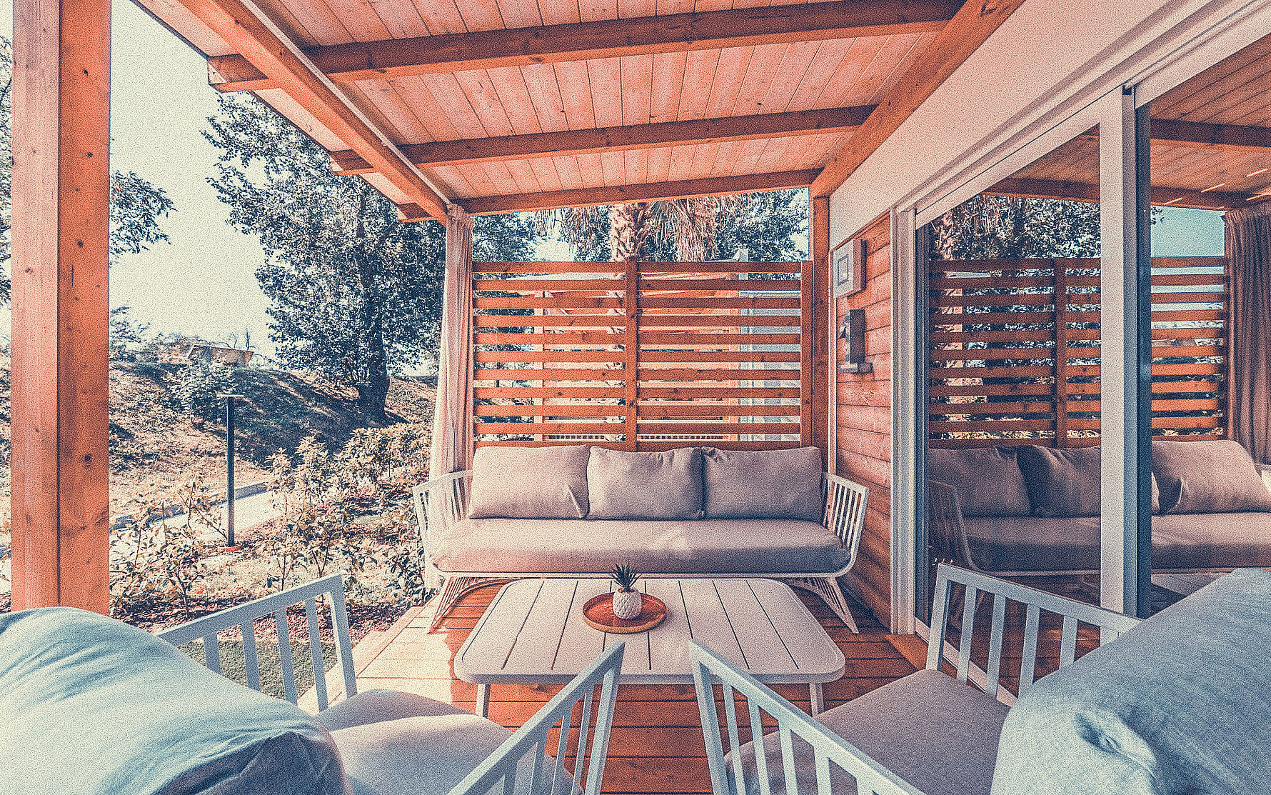 Outdoor Couch mit Tisch auf der Terrasse eines Cottage