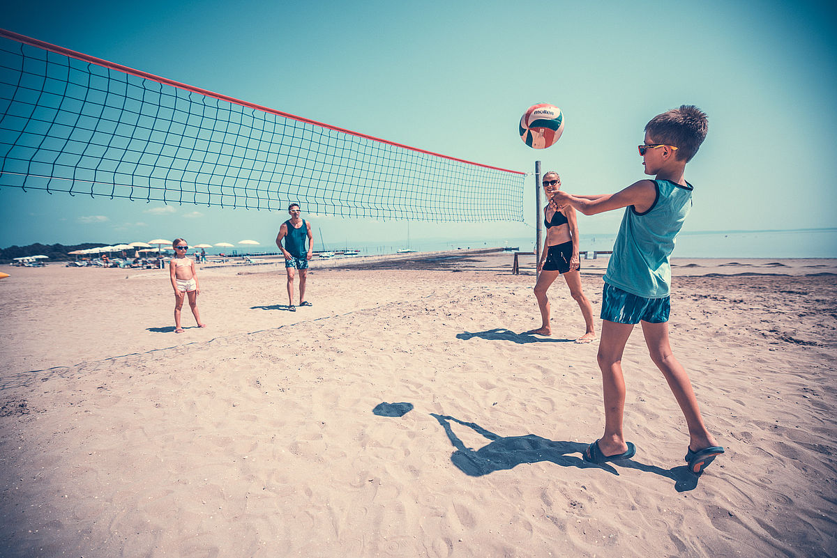 Junge spielt Beach Volley