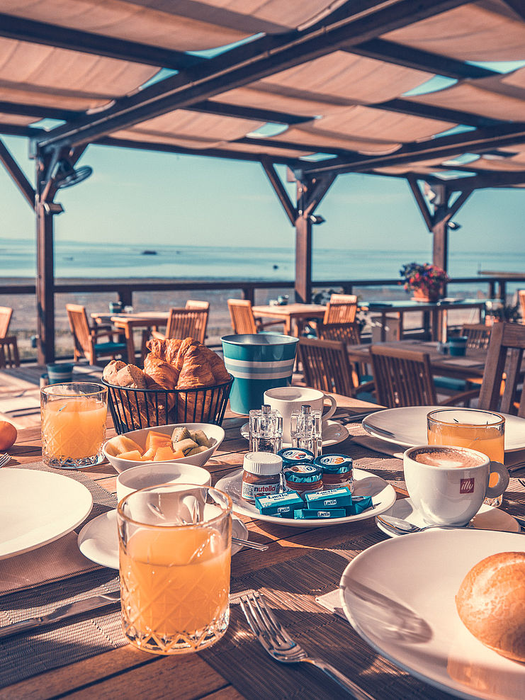 Frühstücken auf der Terrasse am Meer