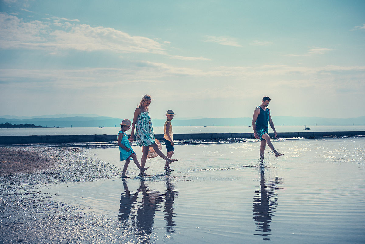 Spaziergang am Strand mit der Familie bei Ebbe