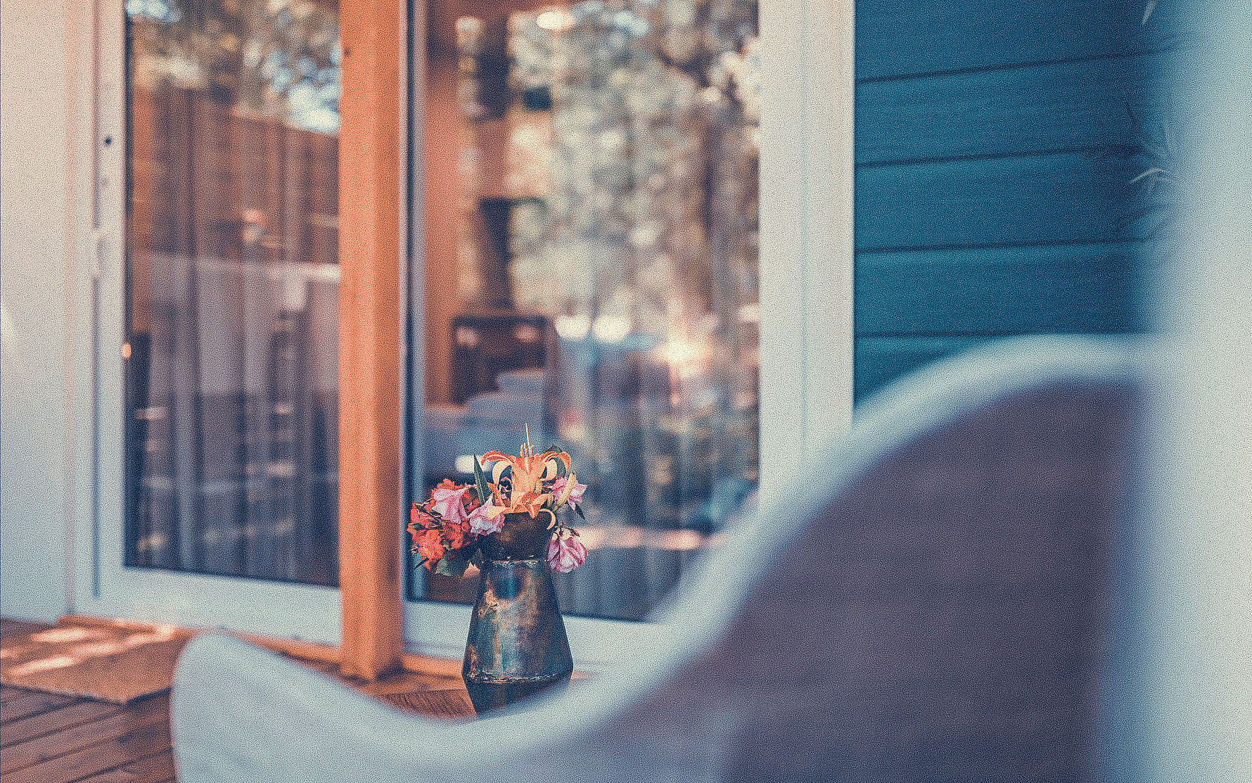 Vaso di fiori su tavolo nella veranda su tavolino