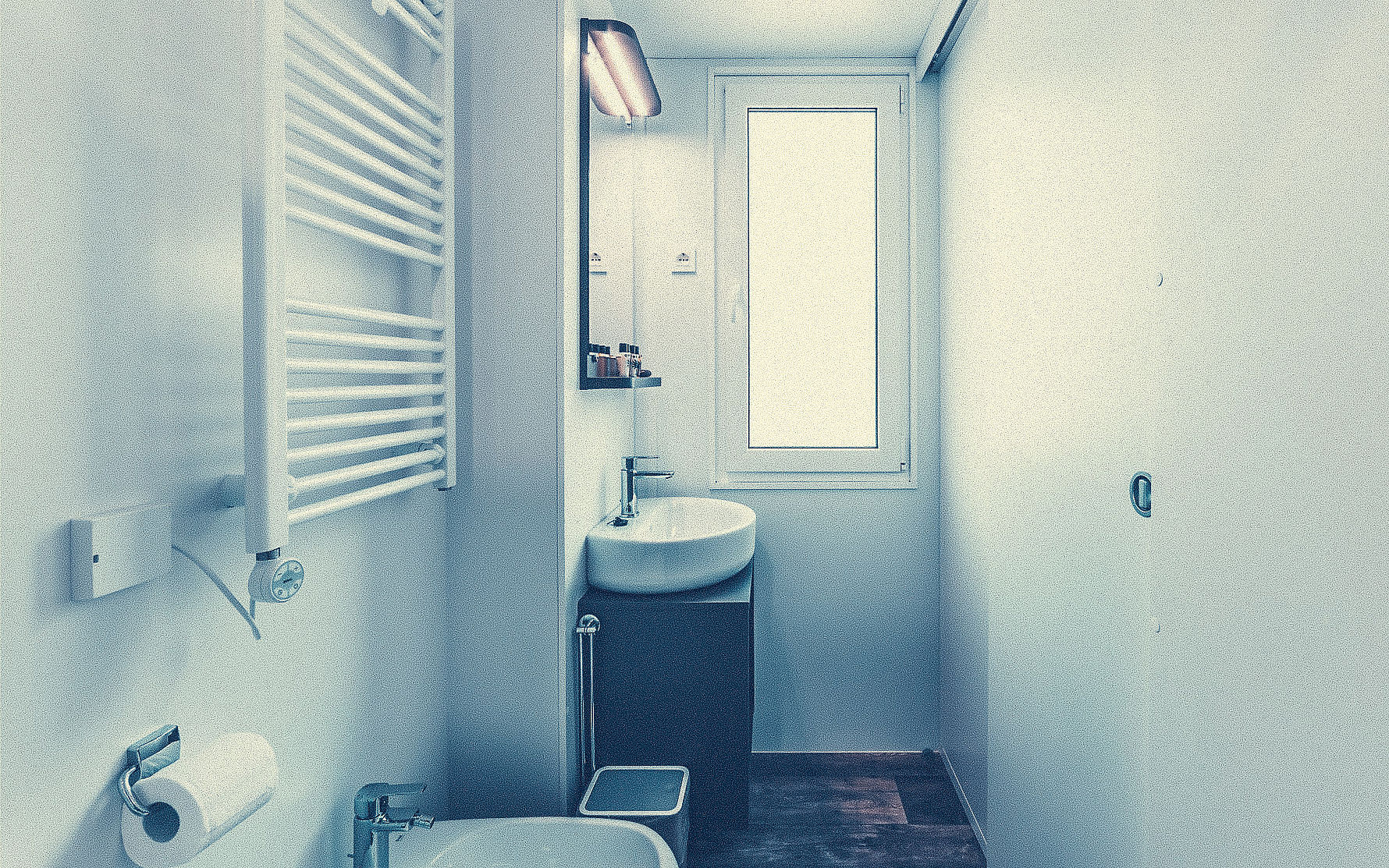 Badezimmer mit Fenster und Heizkörper