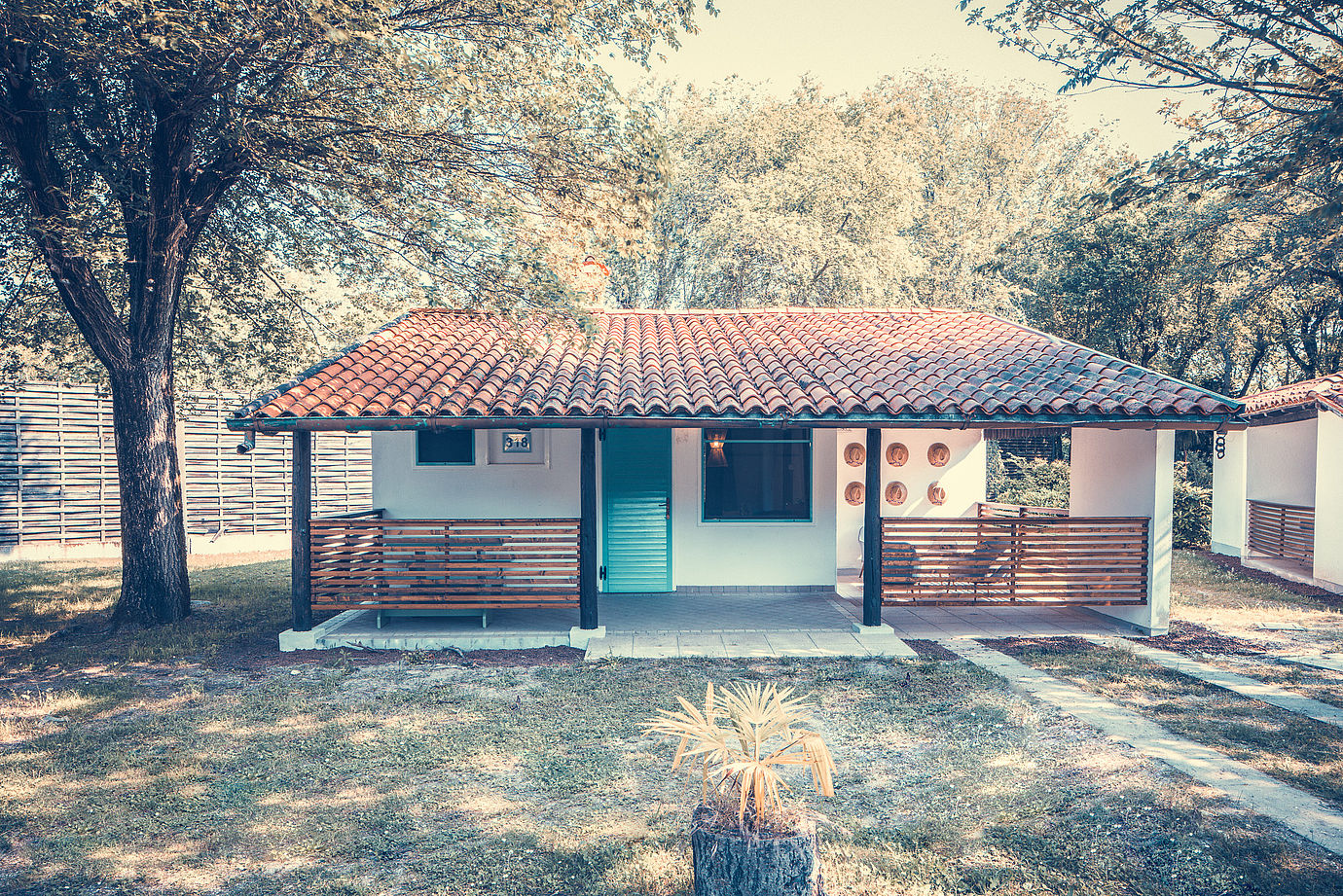 Cottage Tenuta Primero Aussenansicht mit Garten und Sonnenliegen