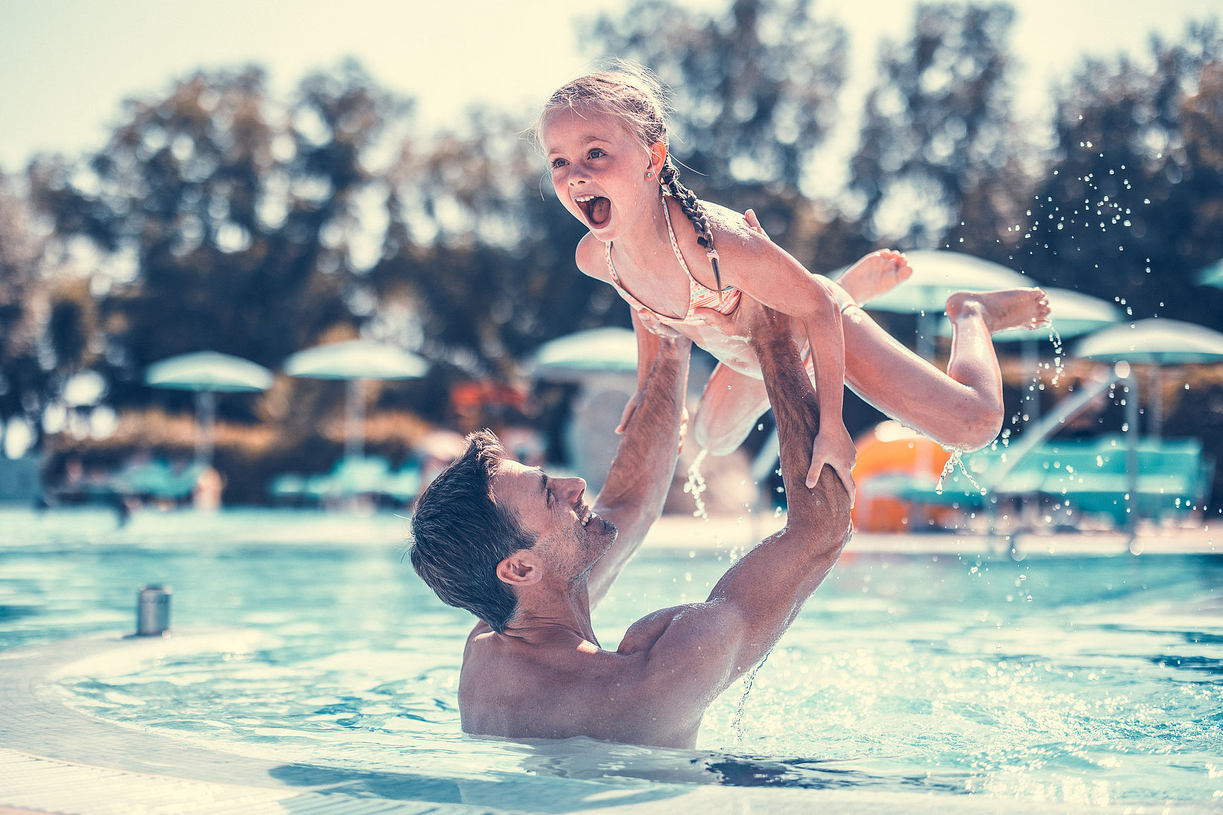 Papà e figlia si divertono in piscina